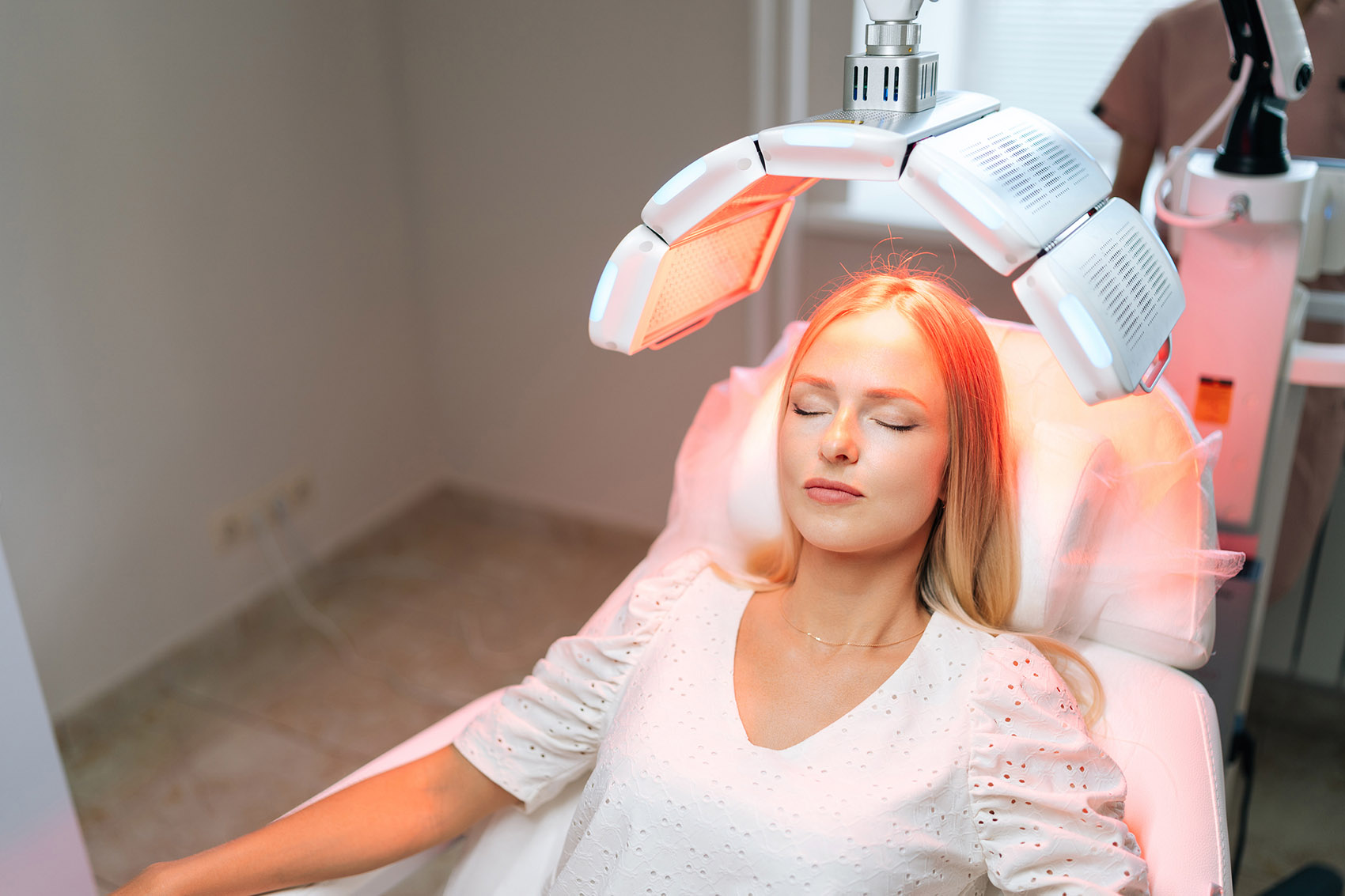 Fotobiomodulazione, il trattamento contro la caduta di capelli Fotobiomodulazione, il trattamento contro la caduta di capelli