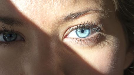 Iridologia e rimedi naturali per il sollievo degli occhi