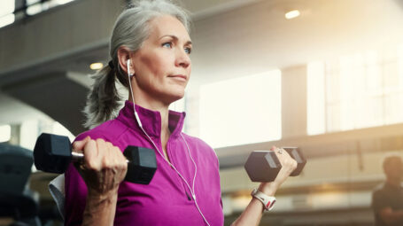 donna matura palestra pesi