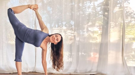 Vinyasa yoga: cos’è, perché fa bene e a chi