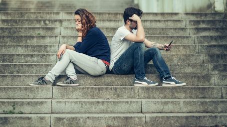 Relazioni a intermittenza o breadcrumbing: come difendersi e cosa fare