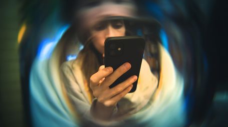 Doomscrolling: cos’è e come superare l’ansia da notizie negative