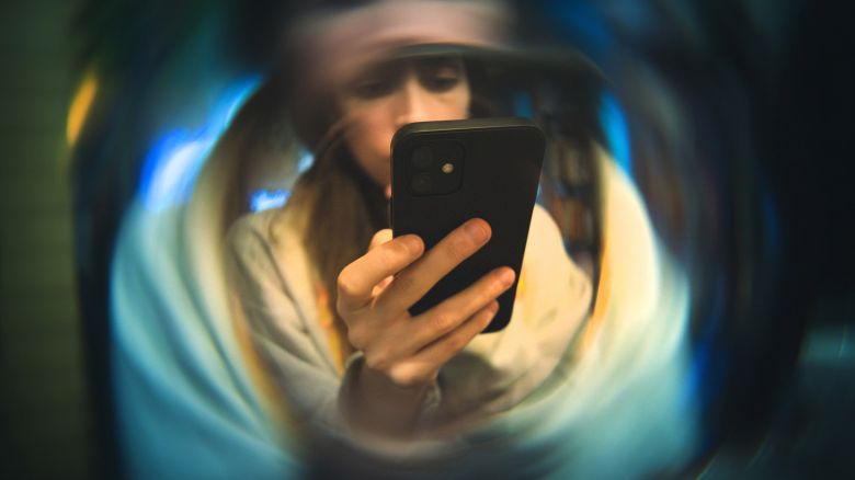 Doomscrolling: cos'è e come superare l'ansia da notizie negative