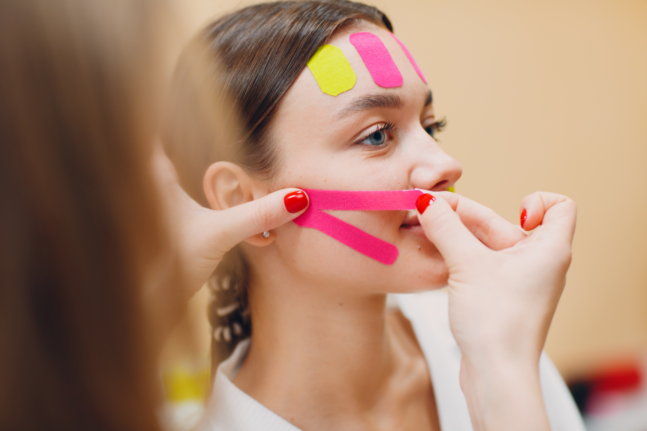 Il lifting gentile: cos’è il face taping e come funziona