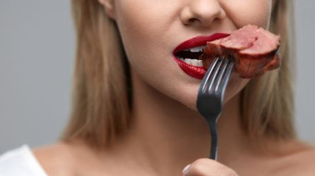 Dieta carnivora: perché secondo la scienza è pericolosa