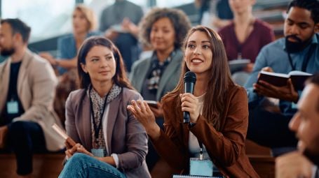 Le donne parlano poco in pubblico: come superare la paura