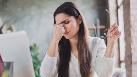 Mal di testa da computer? Prenota una visita oculistica