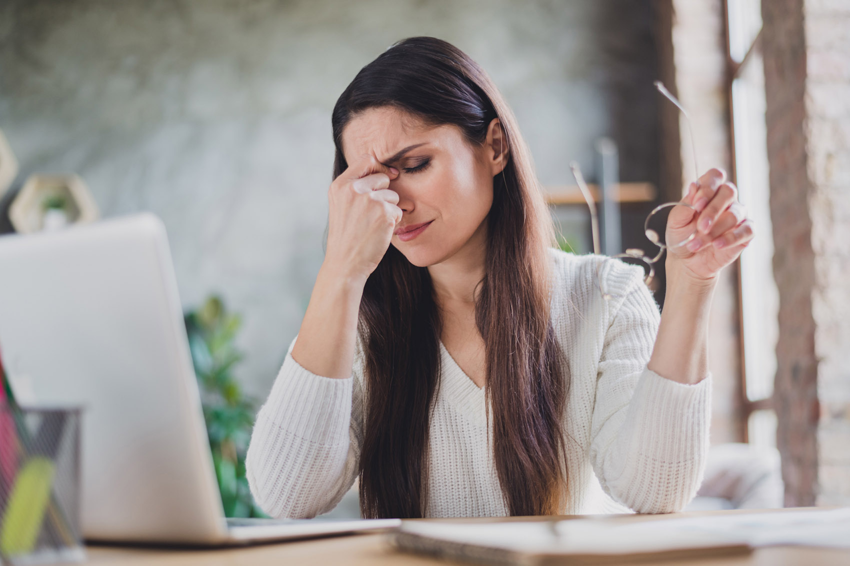 Mal di testa da computer? Prenota una visita oculistica