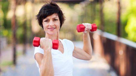 Muscoli giù dopo i 40: cosa fare subito (camminare non basta)