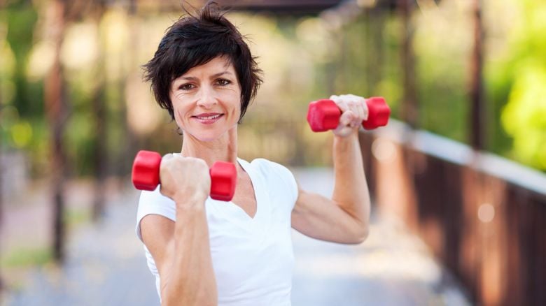 Muscoli giù dopo i 40: cosa fare subito (camminare non basta)