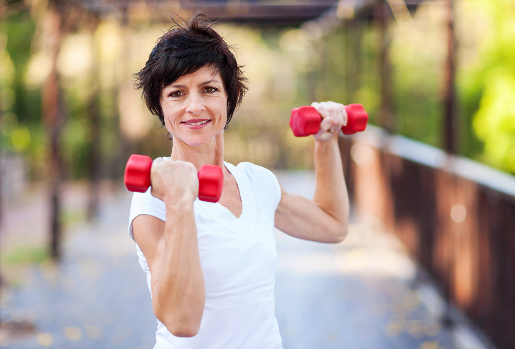 Muscoli giù dopo i 40: cosa fare subito (camminare non basta) Muscoli giù dopo i 40: cosa fare subito (camminare non basta)