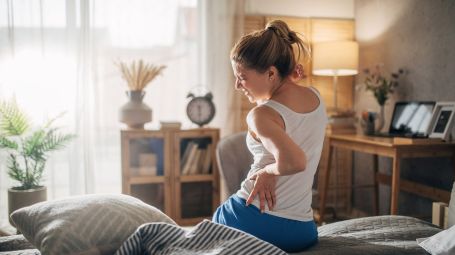 Mal di schiena al risveglio: perché ti capita e l’esercizio giusto