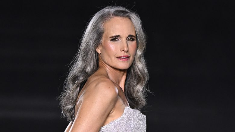 Capelli bianchi, piacciono e sono cool (e così non ingialliscono)