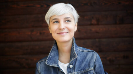 Orgoglio capelli bianchi, 5 consigli per averli luminosi come quelli delle star