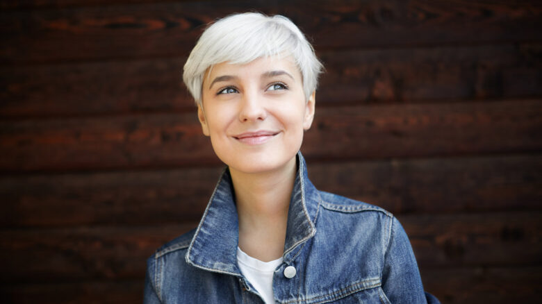 Orgoglio capelli bianchi, 5 consigli per averli luminosi come quelli delle star