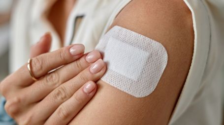 Medicati, riscaldanti o hi-tech? Guida al cerotto giusto per ogni dolore