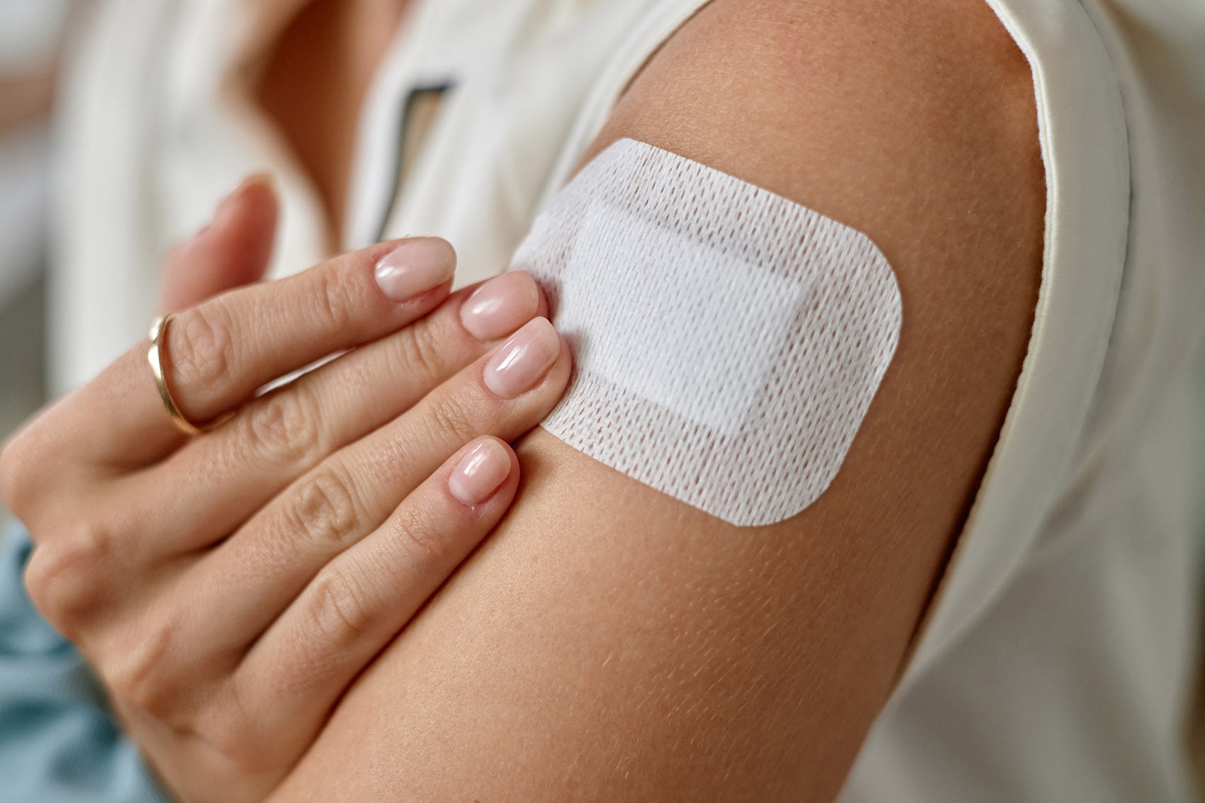 Medicati, riscaldanti o hi-tech? Guida al cerotto giusto per ogni dolore Medicati, riscaldanti o hi-tech? Guida al cerotto giusto per ogni dolore