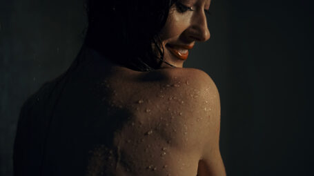 Doccia al buio, così lavi via l’ansia: perché dovresti farla stasera