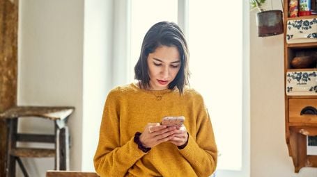 Cervicale da smartphone: perché la testa arriva a pesare 10 kg