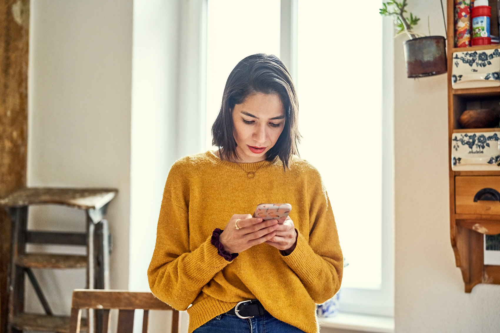 Cervicale da smartphone: perché la testa arriva a pesare 10 kg