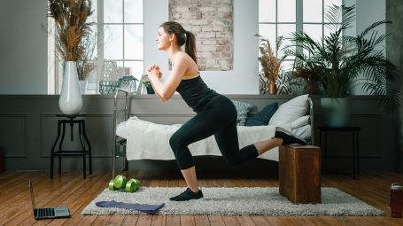 5 esercizi per alzare i glutei da fare in casa (se hai poco tempo)
