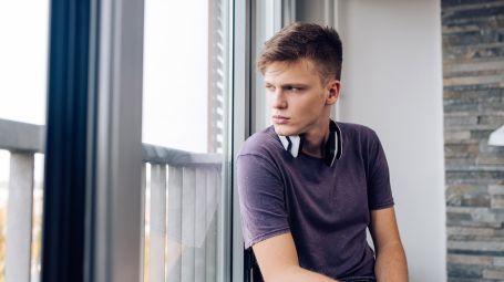 Maschi under 30: la debolezza del sesso forte tra crisi e rabbia