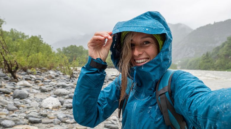 Gusci da montagna: i 4 migliori per non bagnarsi mai (neanche in città)