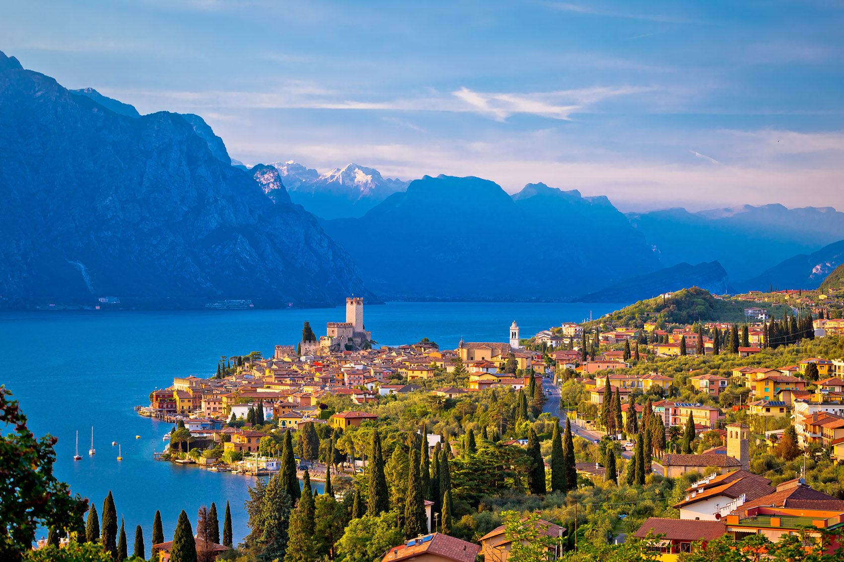 Lago di Garda: borghi segreti e trekking tematici tra tre regioni
