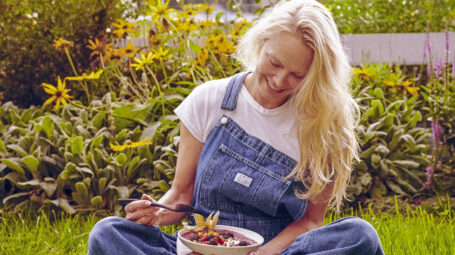 Le ricette di Pamela Anderson: 3 piatti vegetali per volersi bene