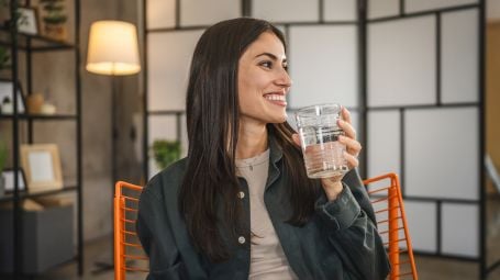 Bere tanta acqua: i benefici (che non ti aspetti) su stress e peso