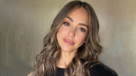 Jessica Alba compie 45 anni e cambia look (ma la tinta va protetta dal calore)
