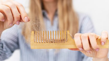 Perché in primavera cadono più capelli? Ecco cosa fare subito