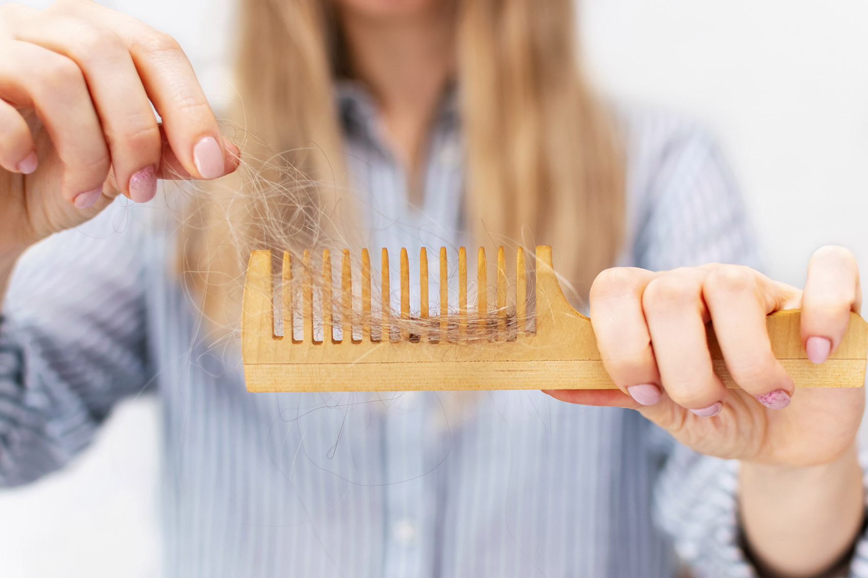 Perché in primavera cadono più capelli? Ecco cosa fare subito