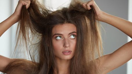 Capelli crespi, addio: il segreto dell’acqua e i consigli dell’esperto