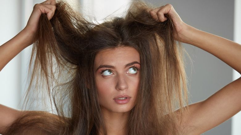Capelli crespi, addio: il segreto dell'acqua e i consigli dell'esperto