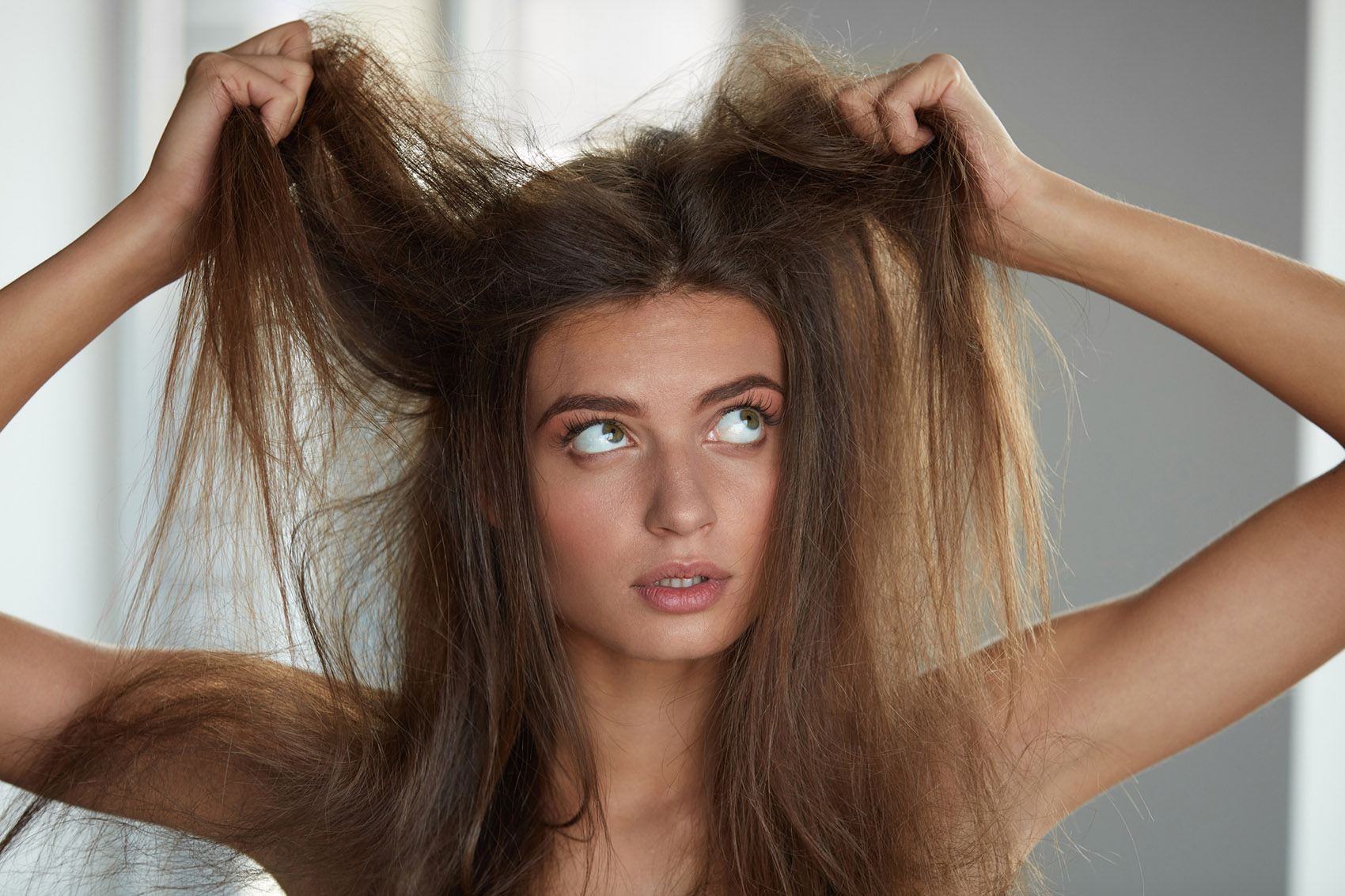 Capelli crespi, addio: il segreto dell’acqua e i consigli dell’esperto