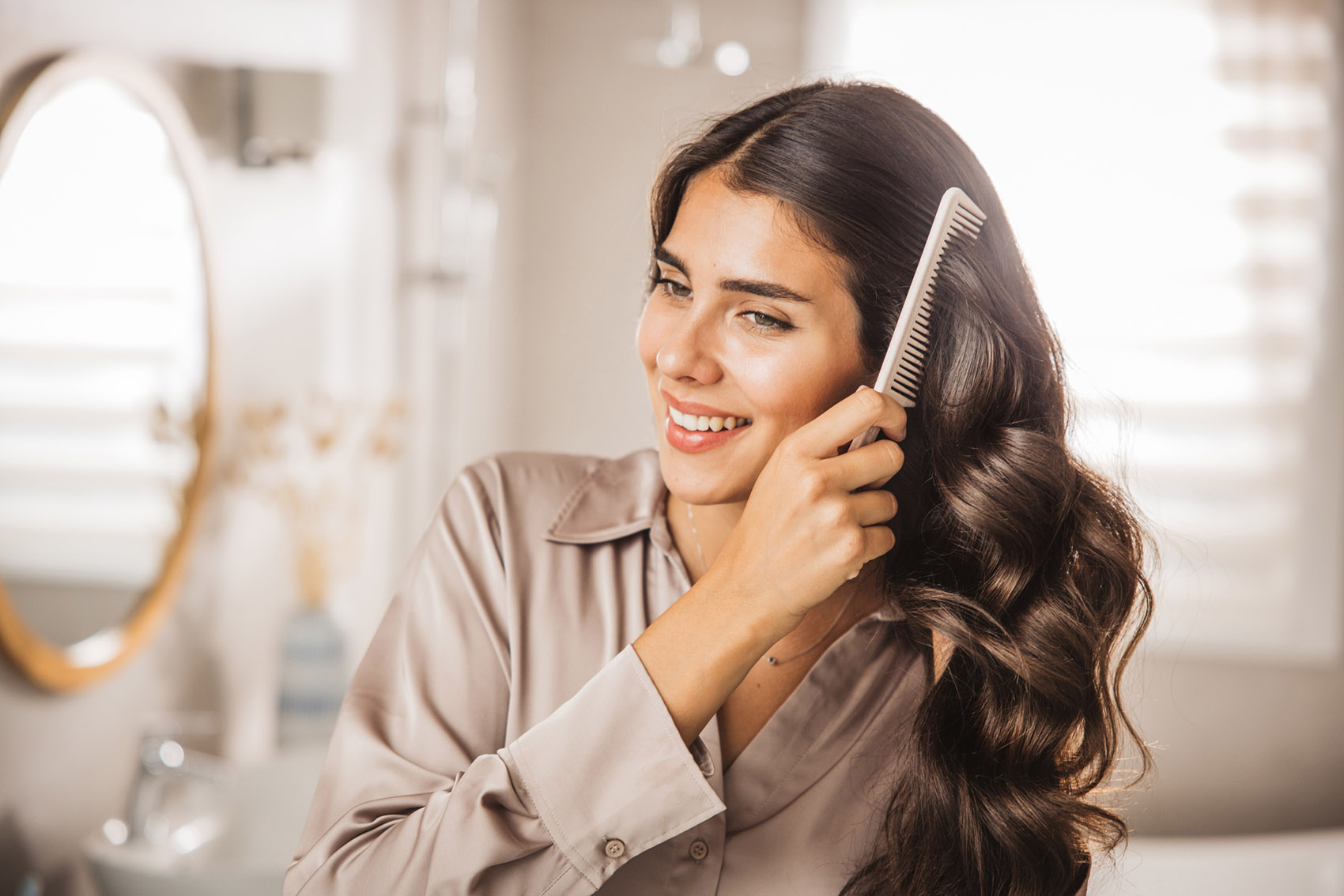 Capelli lucidi e brillanti: i 3 trucchi approvati dall’hairstylist