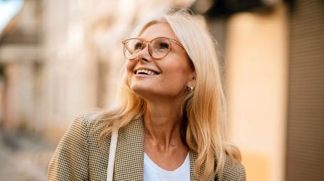 Capelli, vuoi diventare bionda? Le nuance che illuminano dopo i 50