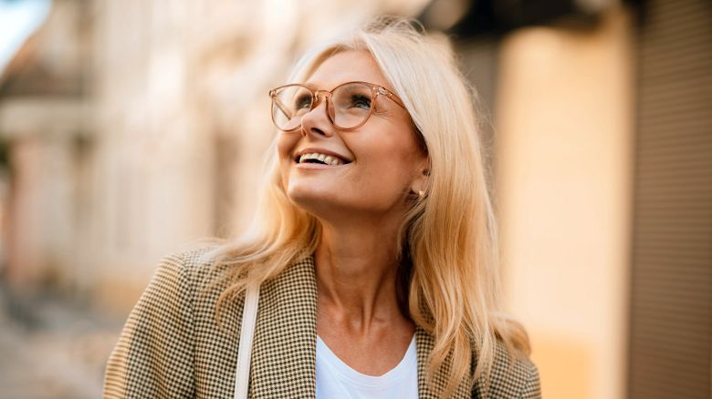 Capelli, vuoi diventare bionda? Le nuance che illuminano dopo i 50