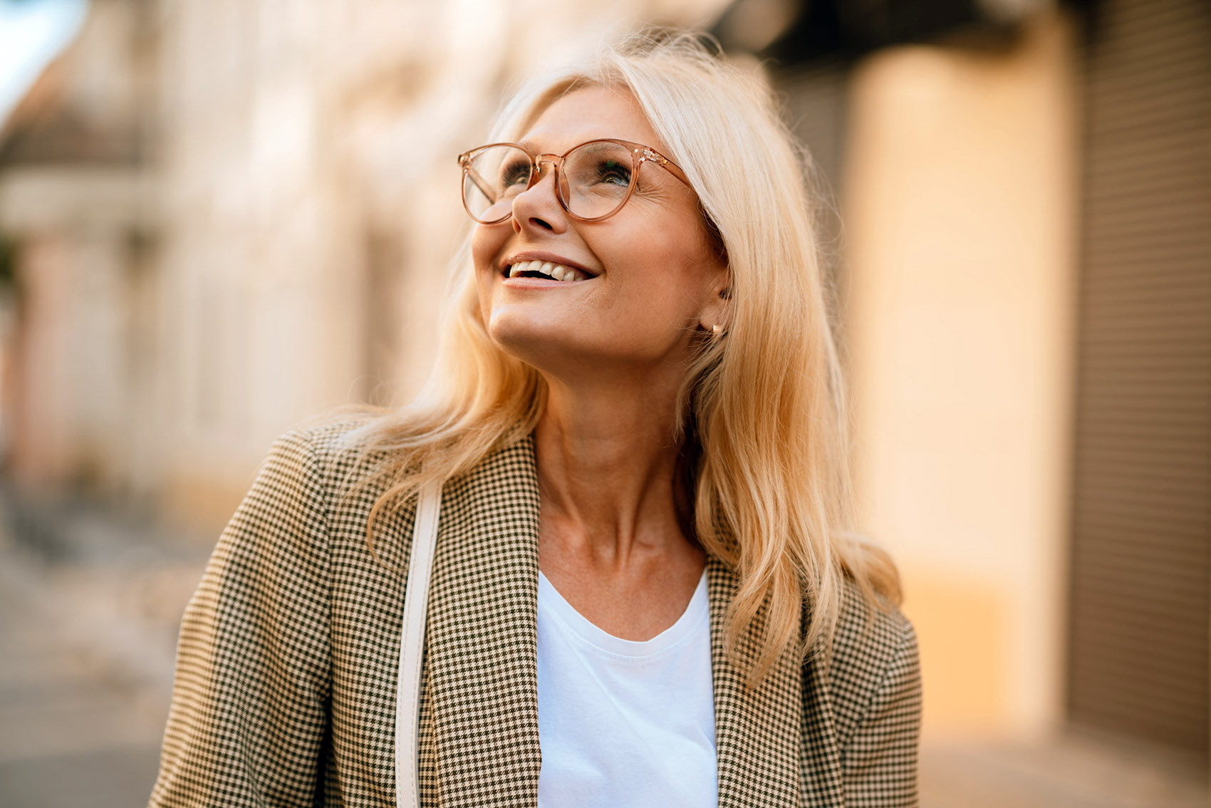 Capelli, vuoi diventare bionda? Le nuance che illuminano dopo i 50