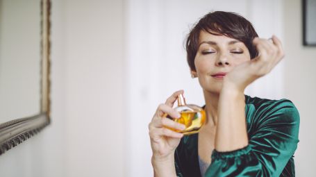 donna si mette il profumo