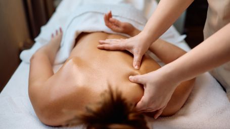 Mal di schiena? Cos’è il massaggio Breuss che rigenera la colonna