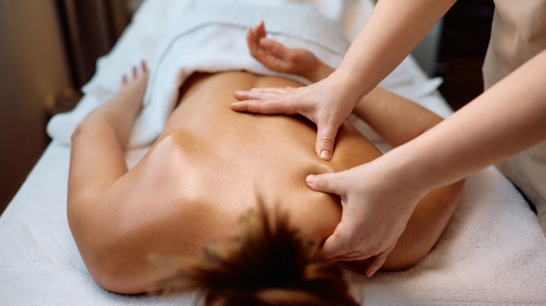 Mal di schiena? Cos'è il massaggio Breuss che rigenera la colonna