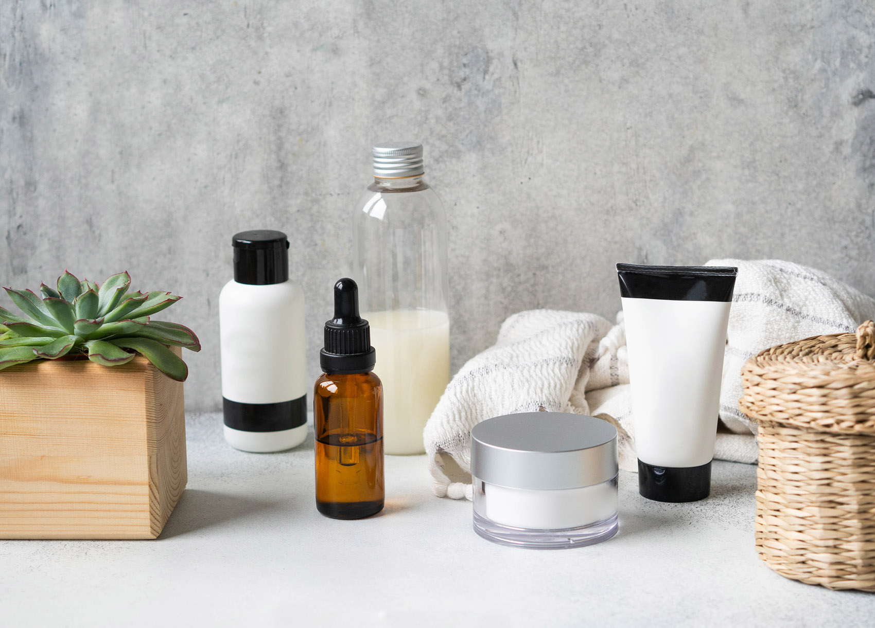 Skincare wardrobe: la regola dei 5 cosmetici per una pelle perfetta
