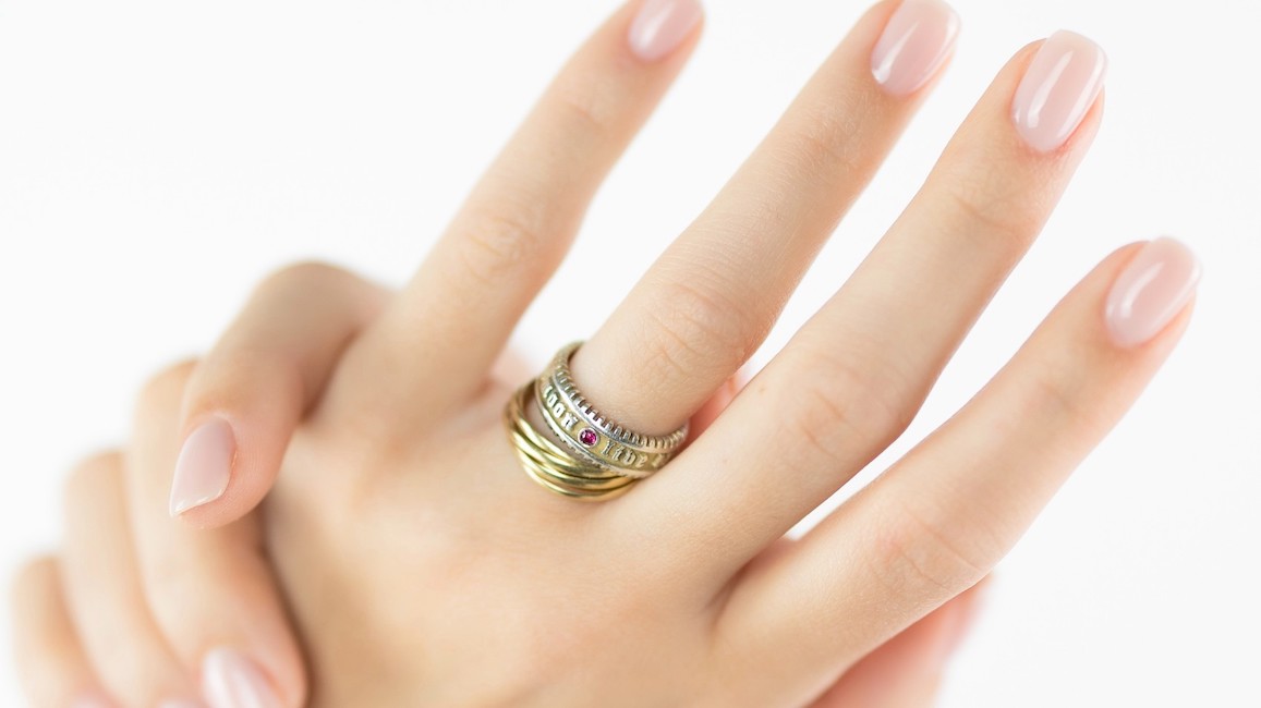 Unghie al naturale (ma curatissime): i segreti della manicure YNBB, il trend del momento