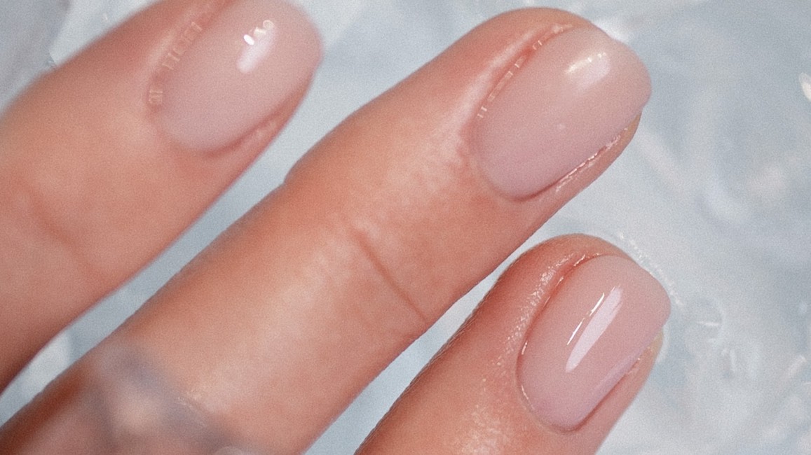 Unghie al naturale (ma curatissime): i segreti della manicure YNBB, il trend del momento