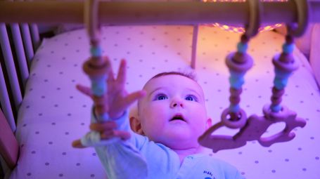 Il bambino non dorme? Scopri se è “evitante” o “distratto” e 9 consigli per la nanna