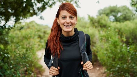 escursionista dai capelli rossi cammina nella natura