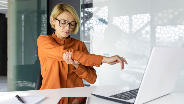 donna al computer che ha dolore al gomito