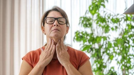 Stanca e irritabile: e se fosse la tiroide? Come scoprirlo e cosa fare